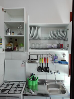 Frigorifero, forno, piano cottura, macchina per tè/caffè