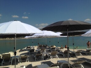 In Strandnähe, Liegestühle, Strandtücher