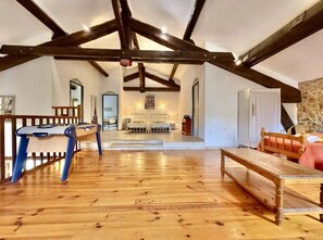 5 bedrooms, iron/ironing board, WiFi, bed sheets