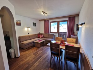 電視、乒乓球設施、書籍