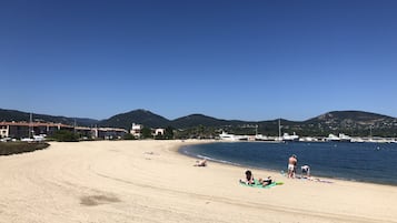 Una spiaggia nelle vicinanze, lettini da mare