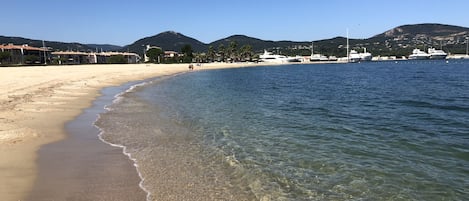 Nær stranden og solsenger