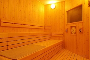 Una sauna de madera con bancos y un asiento.