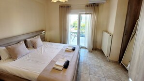 2 soverom, skrivebord, strykejern/-brett og wi-fi (inkludert)