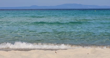 Anris & Dianas Dom - Ένα σπίτι σε ένα ήσυχο μέρος του κέντρου της Καλλιθέας