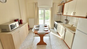 Kaffetrakter/tekoker, kjøleskap, mikrobølgeovn og ovn