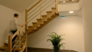 A staircase with wooden railings and a sign above it that reads "Résidence Appartement en Ville". - Residence Appart'en Ville - studio 2 people (Saint-Flour)
