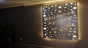 Welcome to Résidence Appart' en Ville, where a stylish sign sets the tone for a comfortable stay.