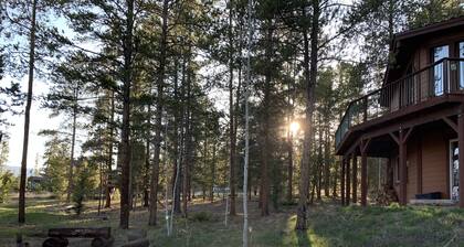 Private home nestled in trees; hot tub! Close to WinterPark, GranbyRanch skiing