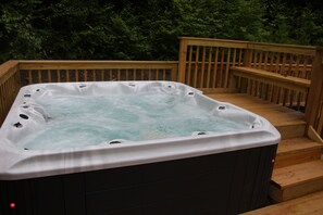 Outdoor spa tub - Relax in this secluded beauty! Just minutes from Phoenicia, skiing & hiking (Chichester)