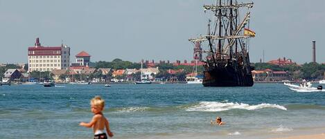 Playa en los alrededores y toallas de playa