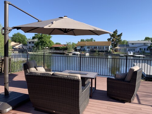 Lake Living on the Water -Etire House yksityisellä laiturilla Lakeportissa (Clearlake)