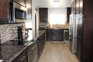 Jääkaappi, mikroaaltouuni, uuni, liesi