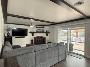 Älytelevisio, kirjoja, musiikkikirjasto, stereot