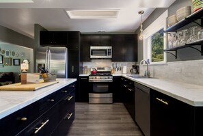 Réfrigérateur, micro-ondes, four, plaque de cuisson