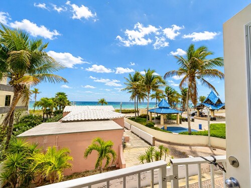 Luxury Beach Side Villa - Heated Pool on the Beach