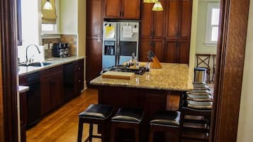 Køleskab, mikrobølgeovn, ovn, kogeplade