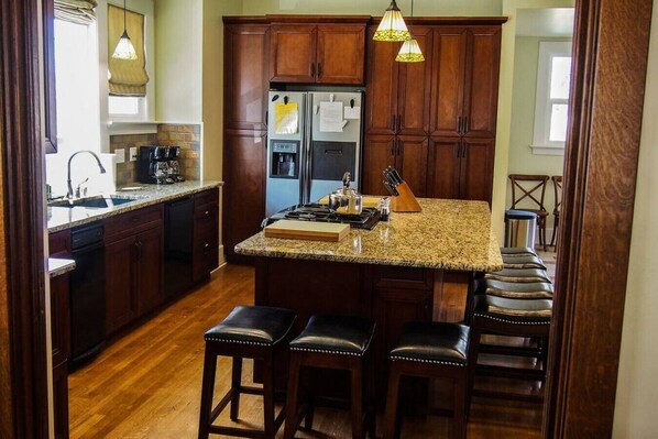 冷蔵庫、電子レンジ、オーブン、コンロ