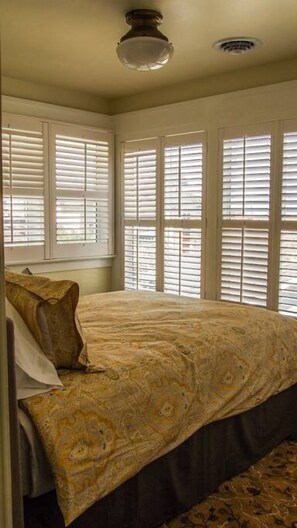 5 bedrooms, iron/ironing board, free WiFi, bed sheets
