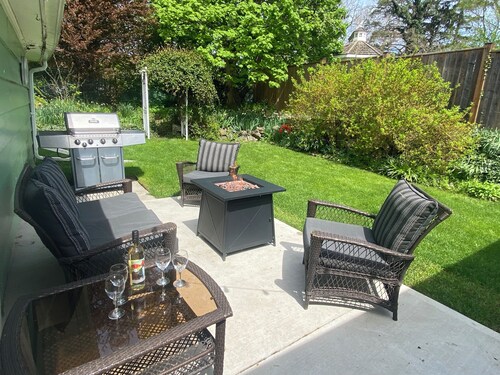 The Lily Pad - quaint home in Old Town NOTL, steps from the lake!