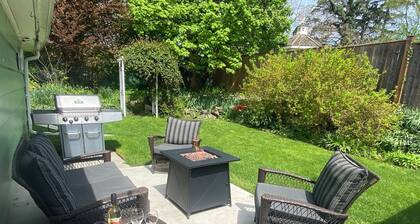 The Lily Pad - quaint home in Old Town NOTL, steps from the lake!