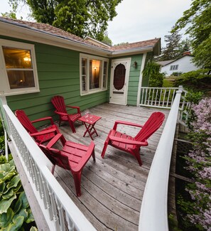 Terrace/patio - The Lily Pad - quaint home in Old Town NOTL, steps from the lake! (Niagara-on-the-Lake)