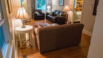 Smart TV, chimenea, libros y biblioteca musical