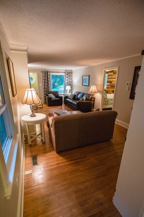 Smart TV, fireplace, books, music library - The Lily Pad - quaint home in Old Town NOTL, steps from the lake! (Niagara-on-the-Lake)