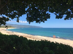 På stranden och strandhanddukar