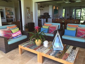 Téléviseur, lecteur de DVD, table de ping-pong, chaîne audio