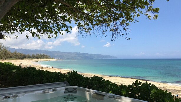 Ein Whirlpool mit Blick auf Strand und Meer.