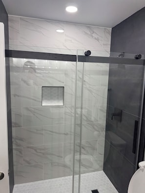 Bruser, hårtørrer, håndklæder, Toiletpapir