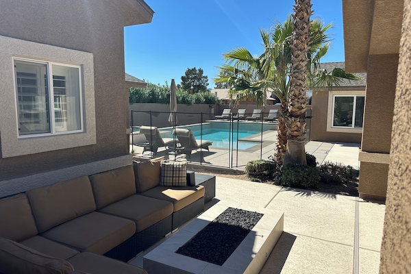 Utendørsbasseng og et oppvarmet basseng