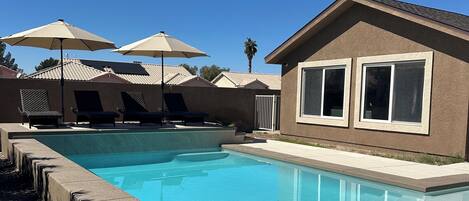 Una piscina al aire libre, una piscina climatizada