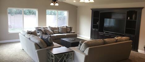 Télévision, lecteur de DVD, livres, espaces bureaux