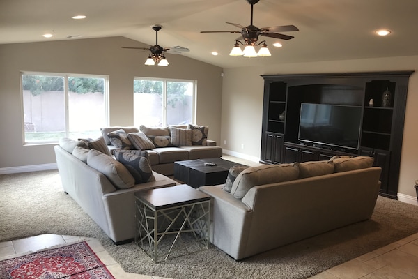 TV, DVD-spiller, bøker og kontorer