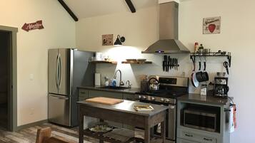 Réfrigérateur, four à micro-ondes, un four, surface de cuisson