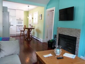 Älytelevisio, takka, DVD-soitin