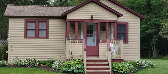 Cozy retreat. 1 bedroom house, 
 Welcome!
May 1st -Nov 1st
  internet & wifi