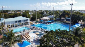 A heated pool - Lagoon View Retreat • 2 Kings• Pickleball• Marina (Key Largo)
