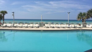 Area piscina con sedie a sdraio e un cartello che indica il divieto di tuffi.