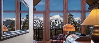 Panoramautsikt över skidbackarna. Gratis stadsbuss till backar och stan. * GRATIS NATT *