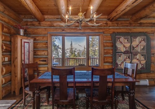 Log home, huge deck, incredible view of Breckenridge.  Save on 7 night stays.