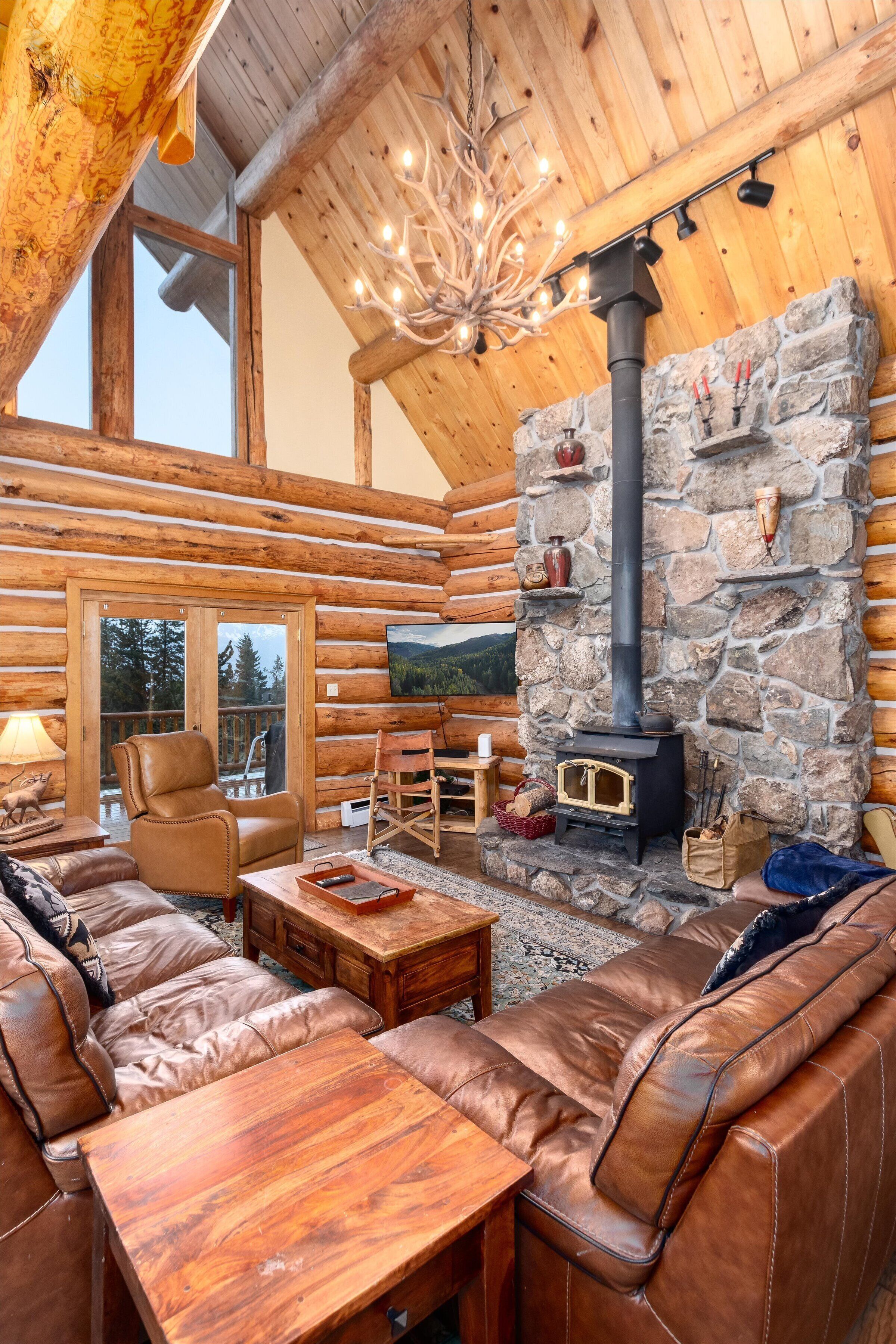 Smart TV, fireplace, DVD player, table tennis