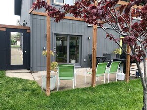 Outdoor dining - Quiet Suite for Non-Smokers (Lakewood)
