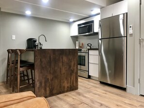 Geladeira, micro-ondas, fogão, cooktop