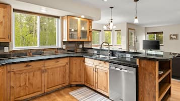 KylskÄp, mikrovÄgsugn, ugn och spishÀll