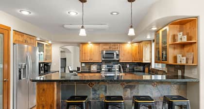 So Much Space!! Great for Large Groups! 6BDRM, all King Beds, Hot Tub, Sauna.