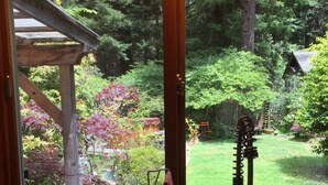 Une cuisine dotée d’une grande fenêtre donnant sur un jardin.