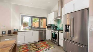 Een koelkast, een microgolfoven, een oven, een kookplaat